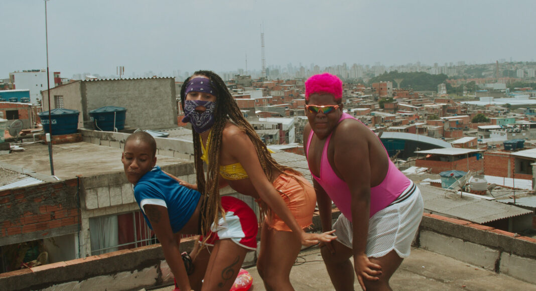 Três jovens negros da favela de Heliópolis saem em busca de refúgio na vida noturna LGBT+ do centro da cidade.