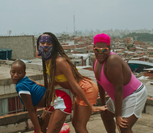Três jovens negros da favela de Heliópolis saem em busca de refúgio na vida noturna LGBT+ do centro da cidade.